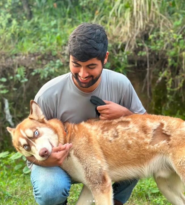 Eduardo cuidando de husky siberiano