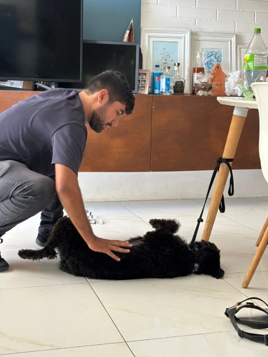 Eduardo treinando cão em ambiente doméstico